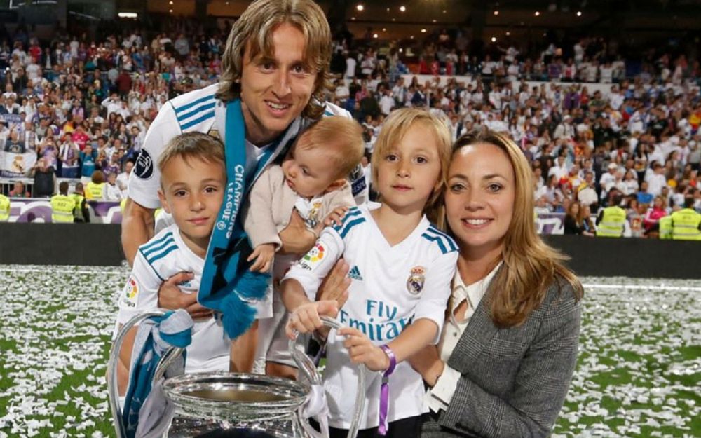 Manis! 10 Potret Pesepak Bola Dunia Luca Modric Bersama Keluarganya