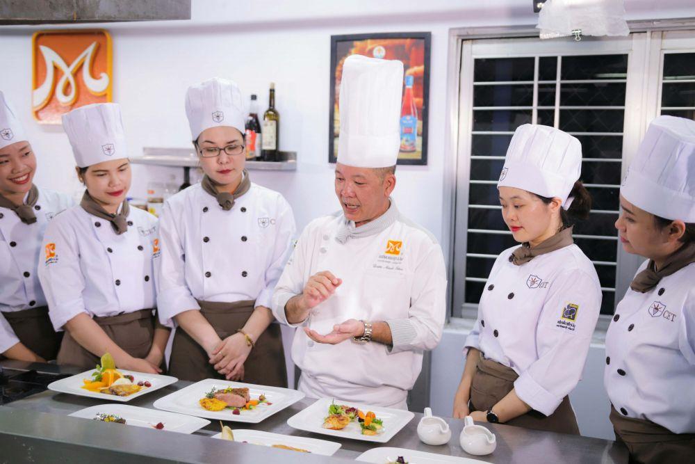 Senior chef koki barista di pt kuningan bumi hijau