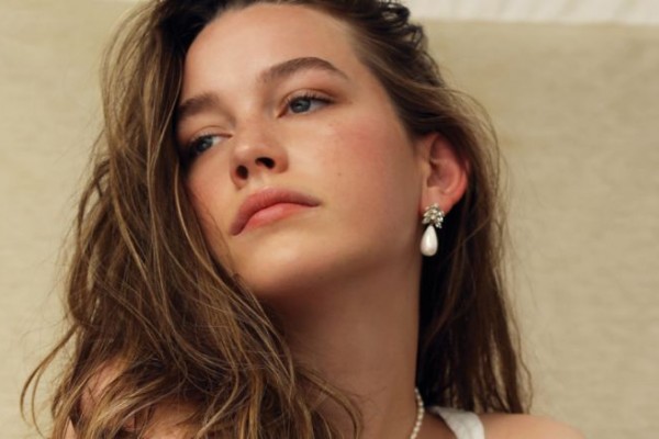 10 Potret Victoria Pedretti, Pemeran Love dalam Serial Netlix 'You'