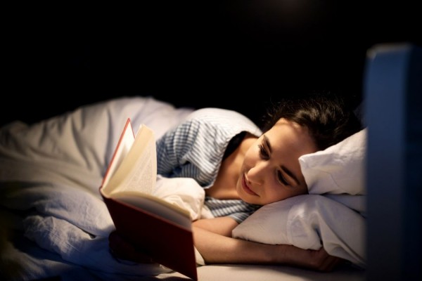 5 Manfaat Baca Buku Sebelum Tidur untuk Kesehatan