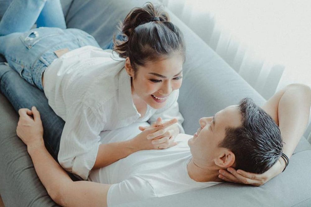 Mesra Bak Masih Pacaran, 10 Potret Intim Ari Wibowo dan Istri