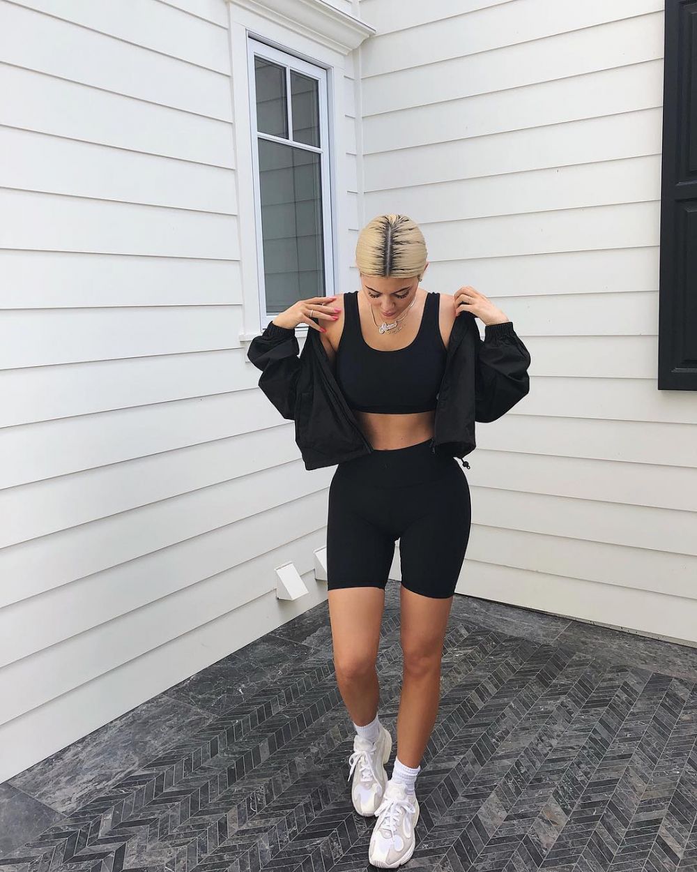 10 Inspirasi Outfit Serba Hitam ala Kylie Jenner, Chic & Stylish Abis!