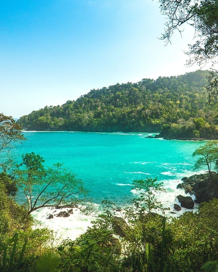 9 Potret Keindahan Pantai Teluk Hijau Surga Tersembunyi Di Banyuwangi