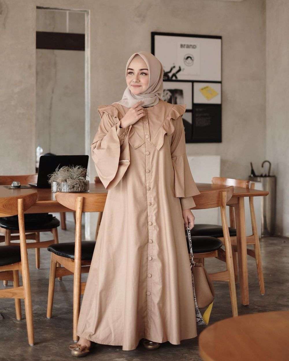 10 Mix & Match Outfit Hijab Bernuansa Nude ala Antik Arifani, Manis!