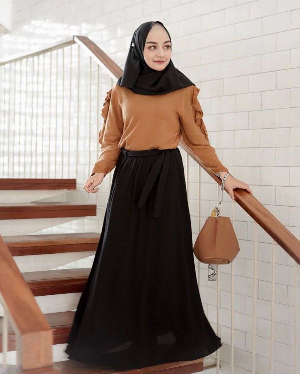 10 Mix & Match Outfit Hijab Bernuansa Nude ala Antik Arifani, Manis!