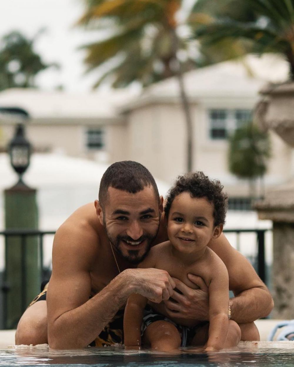 Selalu Ceria, 10 Potret Kehangatan Karim Benzema Bersama Kedua Anaknya