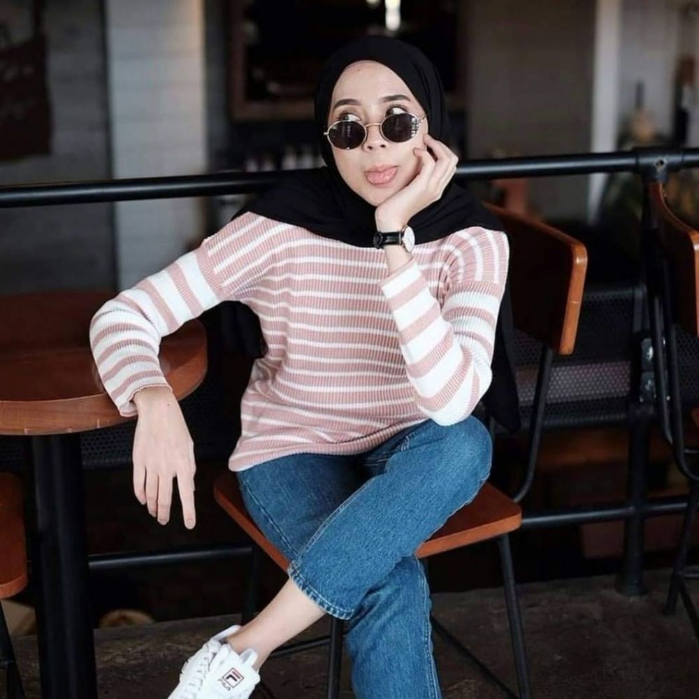 10 Gaya OOTD Hijab dengan Sweater yang Eye Catching & Gampang Ditiru!