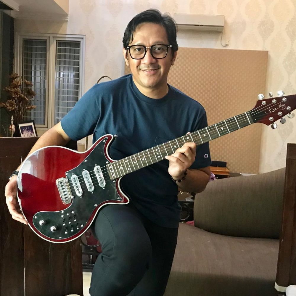 11 Artis Pria Berdarah Batak yang Pesonanya Bikin Hati Kamu Meleleh
