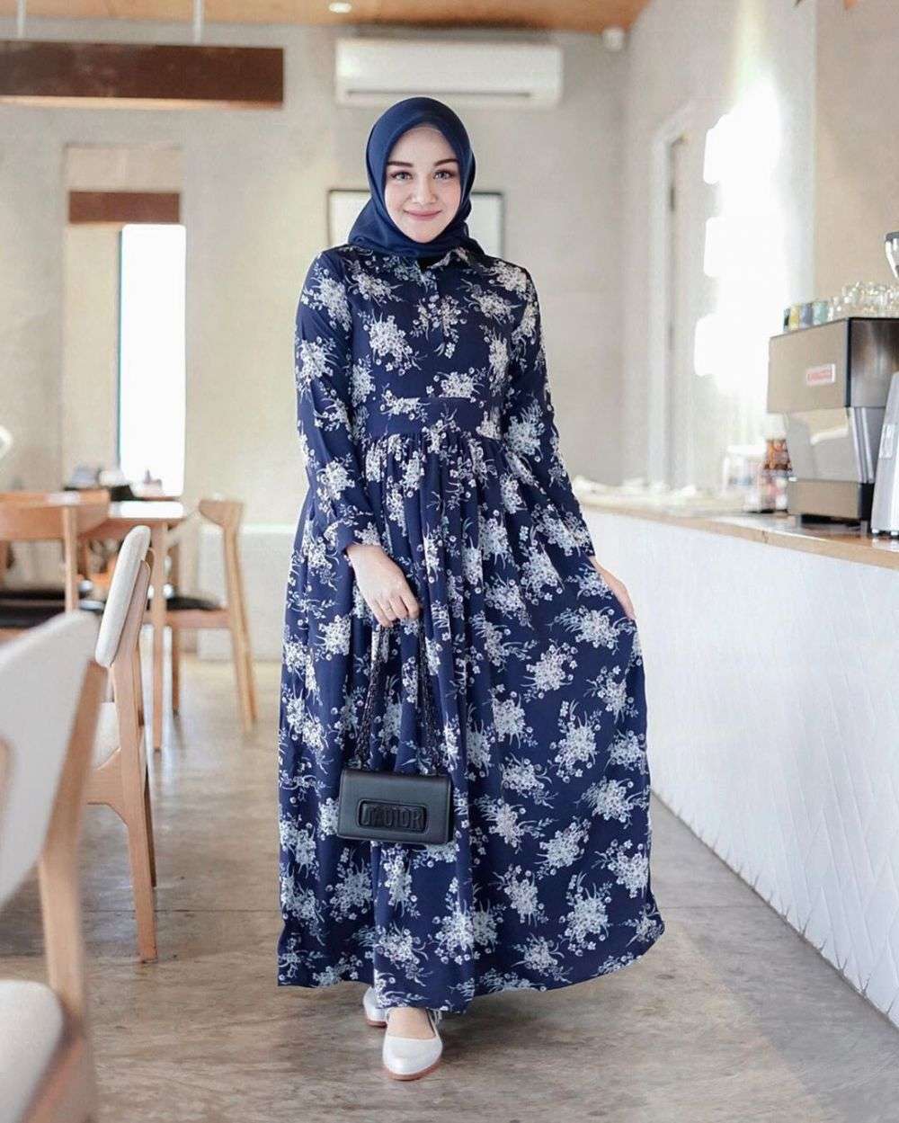 10 Kombinasi Hijab & Gamis Floral ala Antik Arifani, Panutan Fashion!