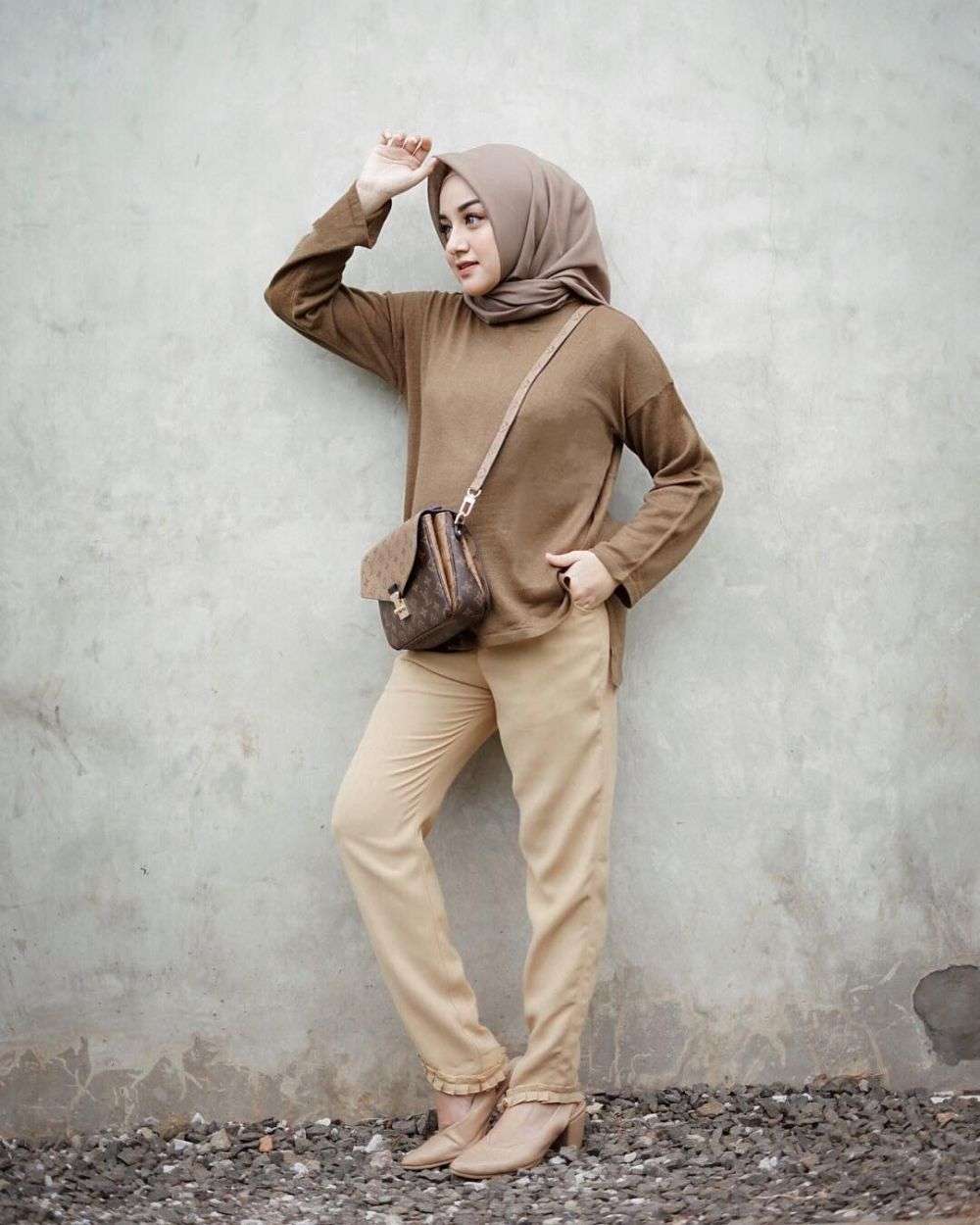 10 Mix & Match Outfit Hijab Bernuansa Nude ala Antik Arifani, Manis!