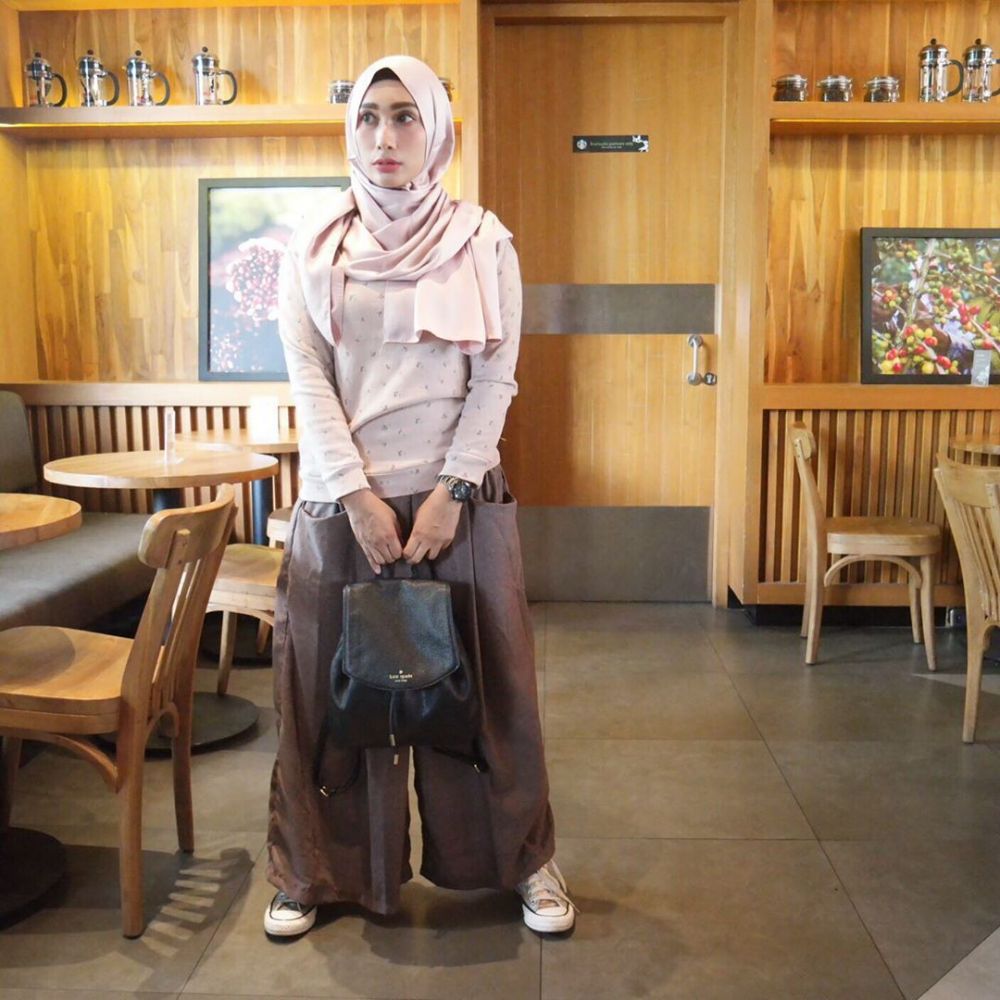 10 Gaya OOTD  Hijab  dengan Sweater  yang Eye Catching 