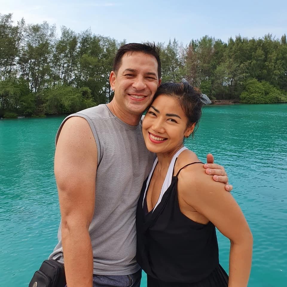Mesra Bak Masih Pacaran, 10 Potret Intim Ari Wibowo dan Istri