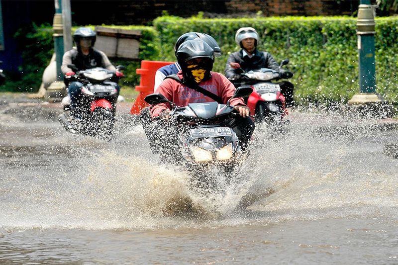 Terjadi Lagi, Banjir Terjang Jalanan Kota Cimahi Kini Seret Mobil