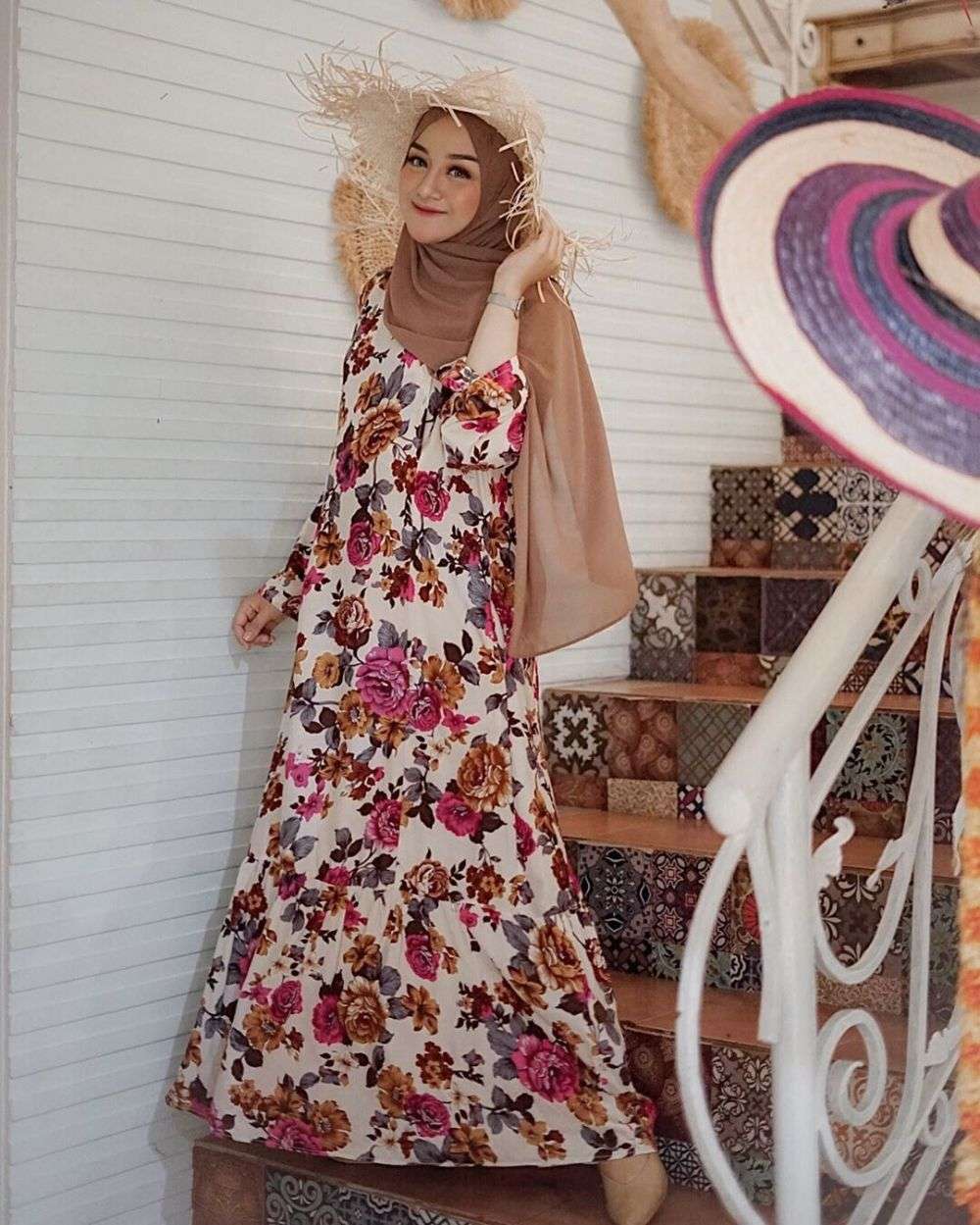 10 Kombinasi Hijab & Gamis Floral ala Antik Arifani, Panutan Fashion!