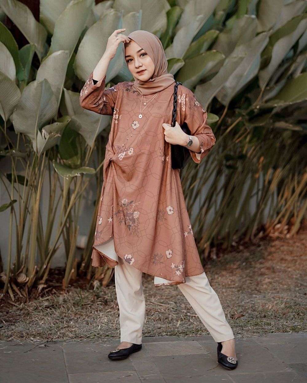 10 Mix & Match Outfit Hijab Bernuansa Nude ala Antik Arifani, Manis!