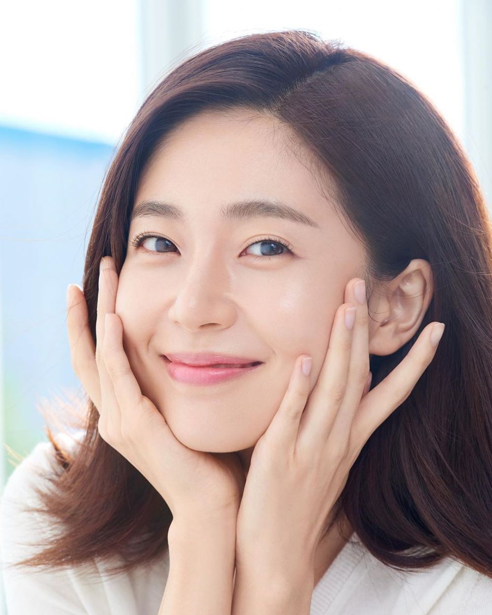 Genap 30 Tahun, 10 Potret Baek Jin Hee yang Makin Glowing