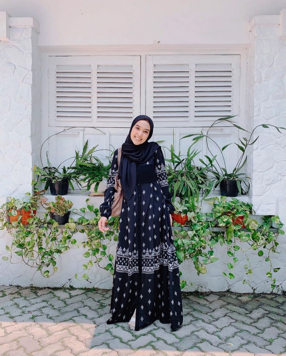 10 OOTD Hijab ke Kondangan ala Hamidah Rachmayanti, Simple ...