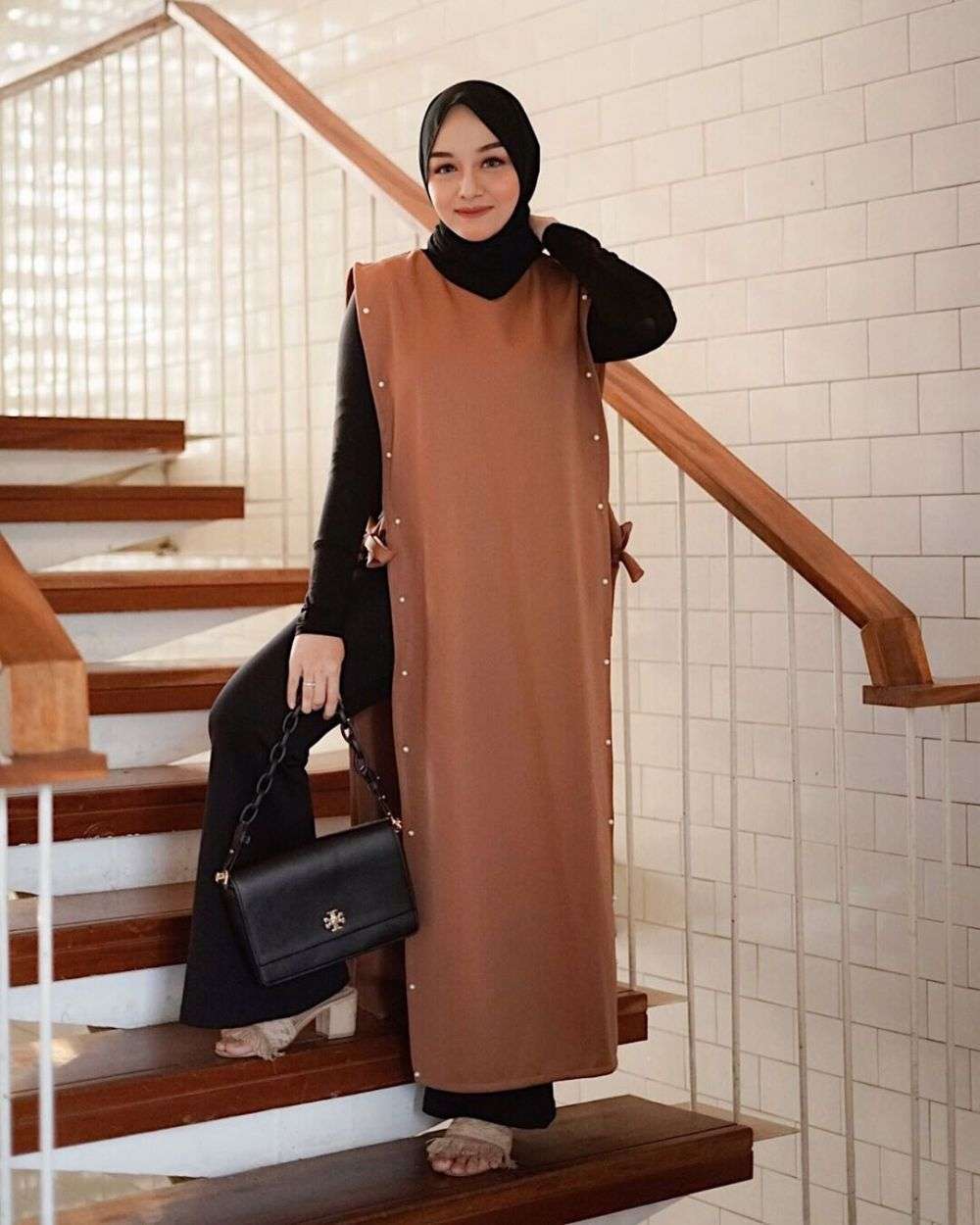 10 Mix & Match Outfit Hijab Bernuansa Nude ala Antik Arifani, Manis!