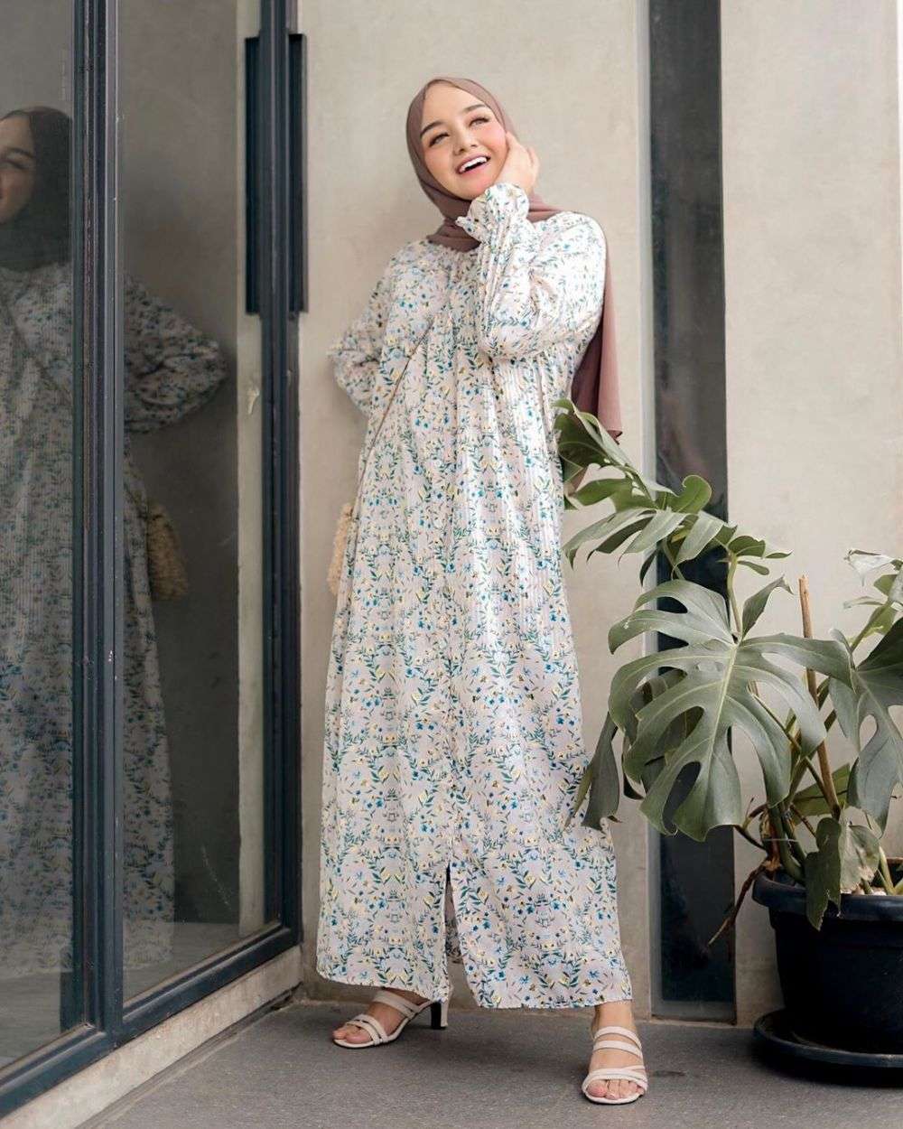 10 Kombinasi Hijab & Gamis Floral ala Antik Arifani, Panutan Fashion!