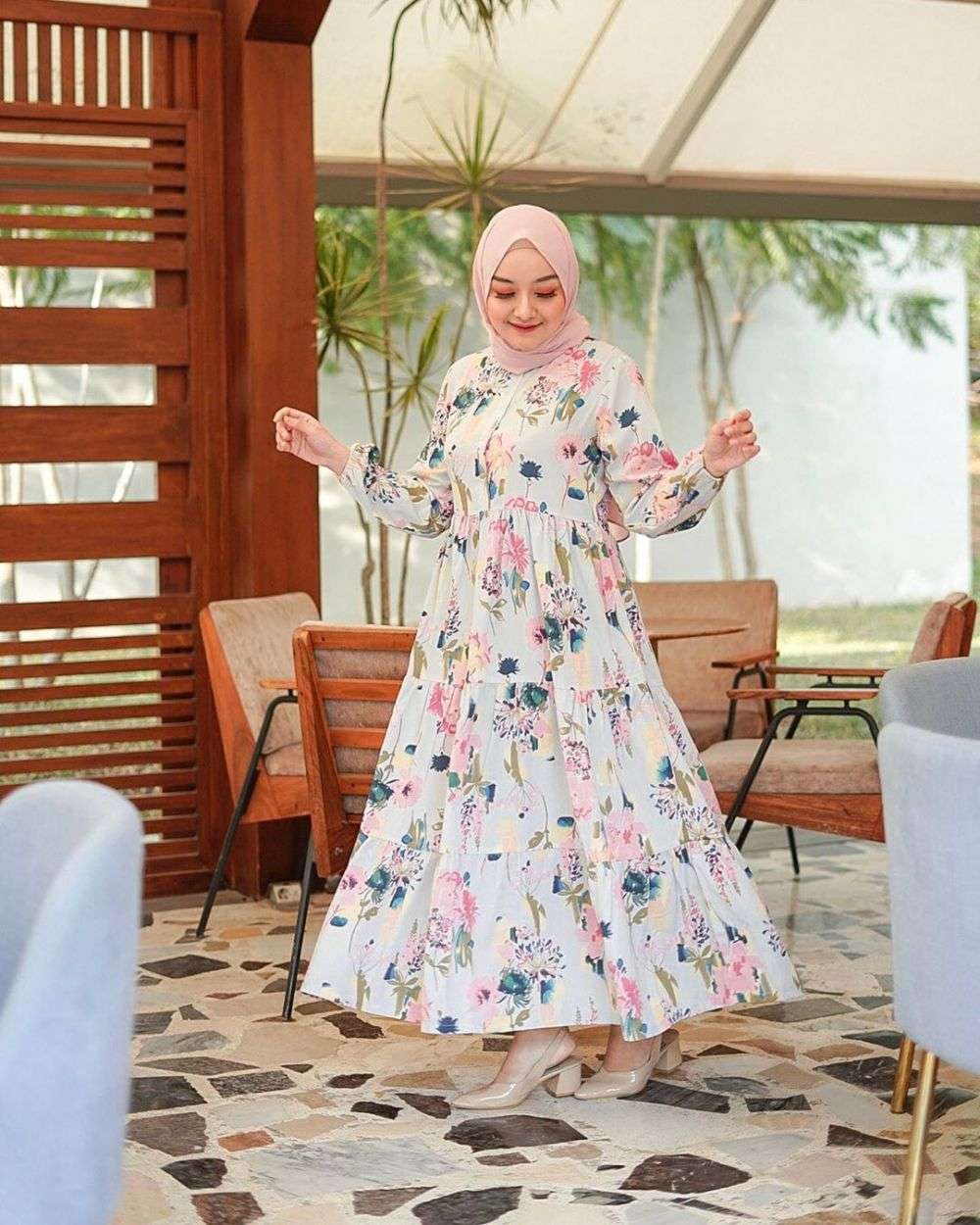 10 Kombinasi Hijab & Gamis Floral ala Antik Arifani, Panutan Fashion!