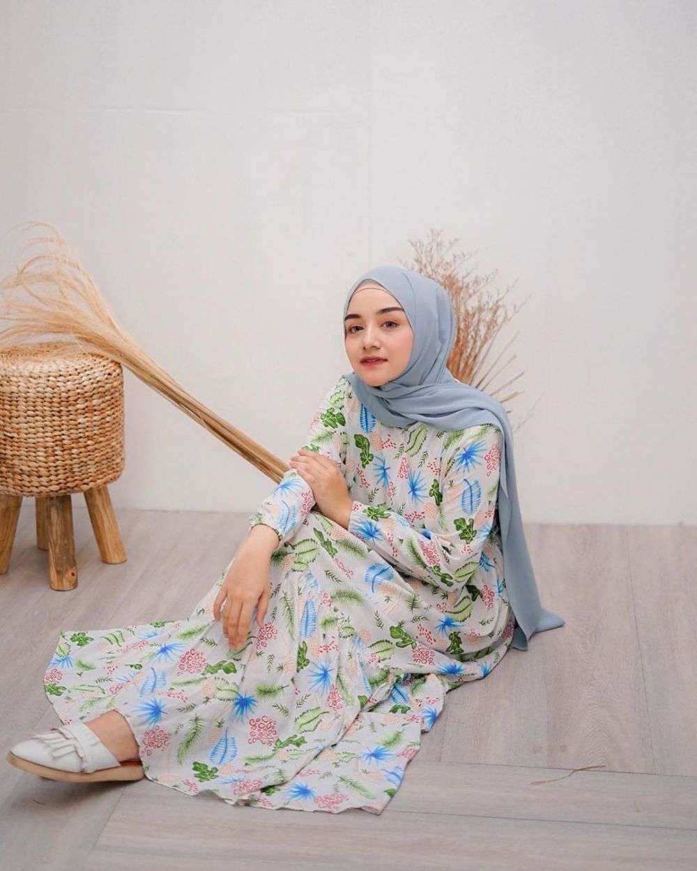 10 Kombinasi Hijab & Gamis Floral ala Antik Arifani, Panutan Fashion!