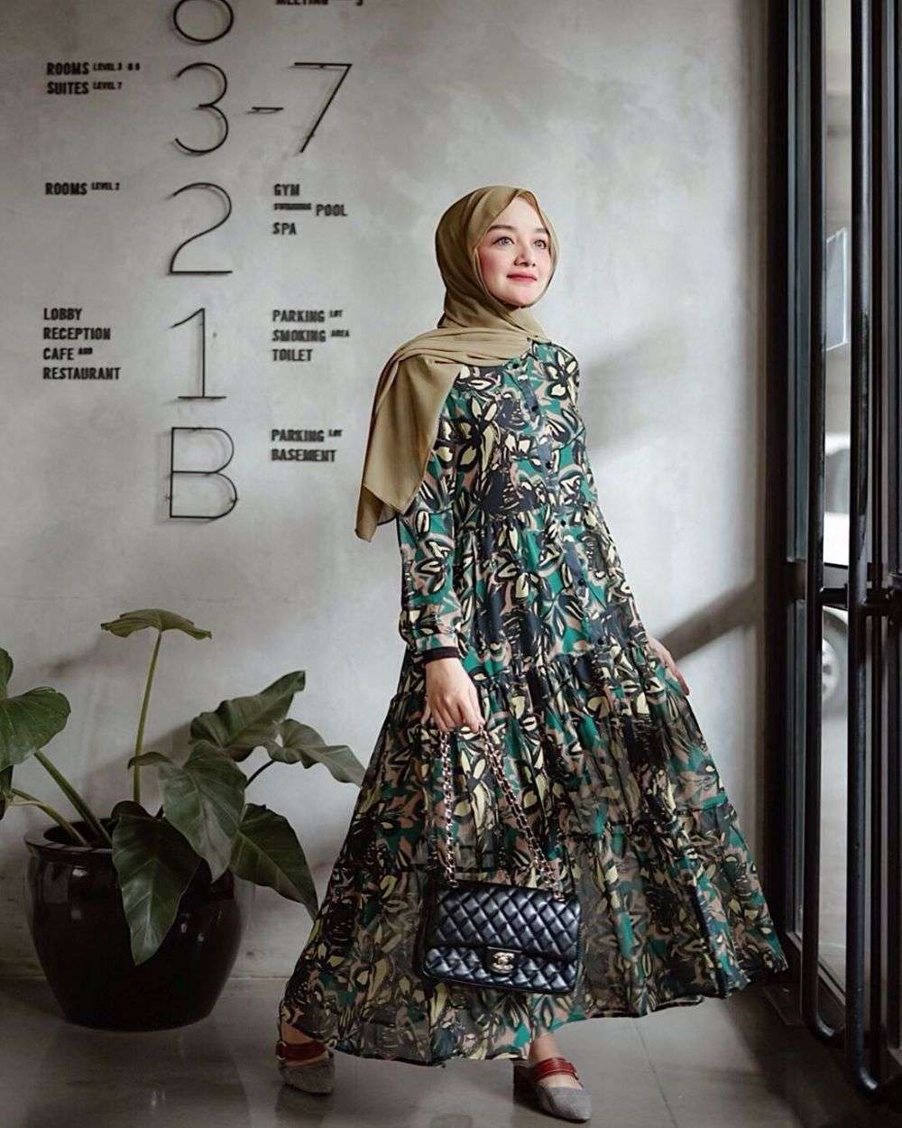 10 Kombinasi Hijab & Gamis Floral ala Antik Arifani, Panutan Fashion!