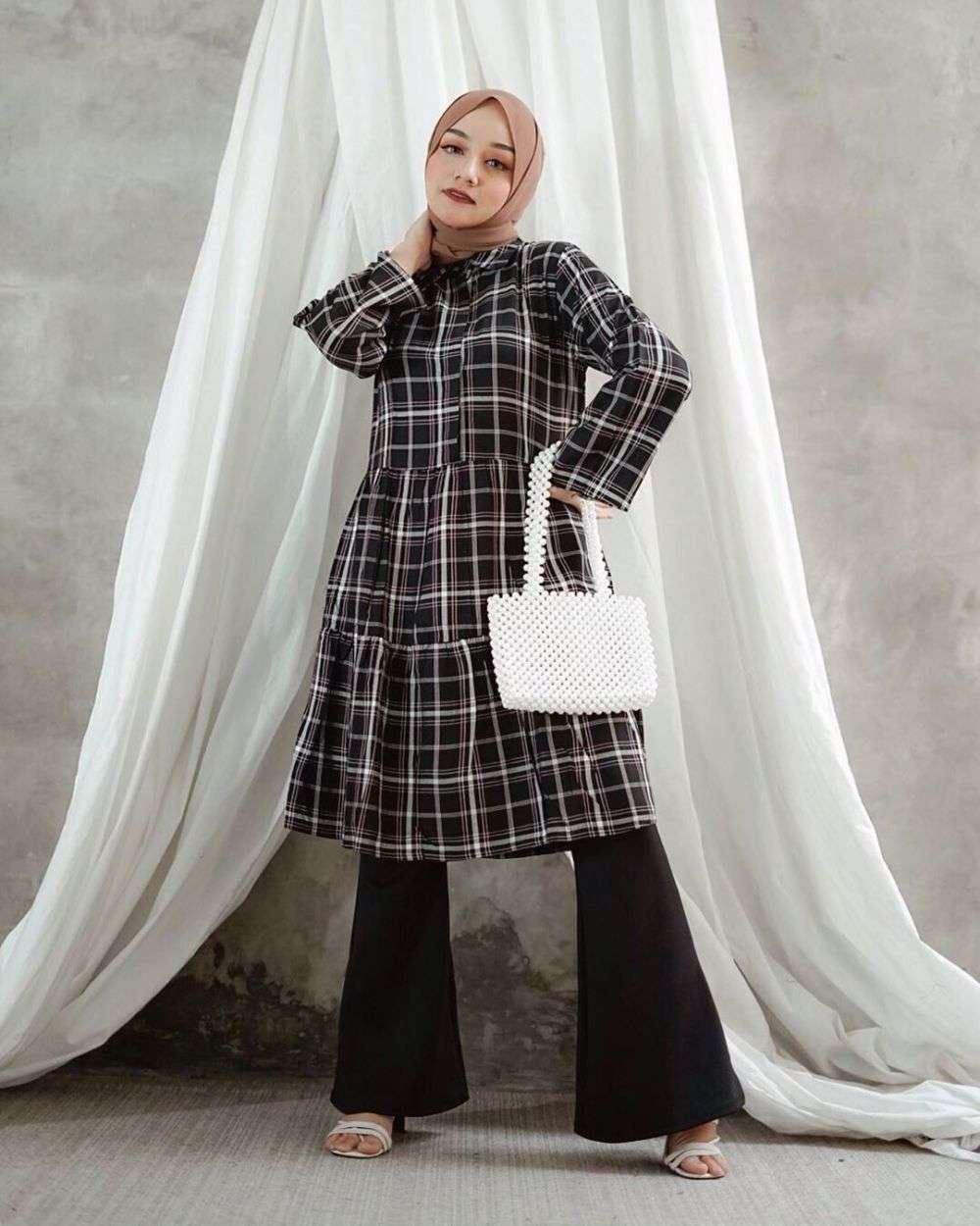 10 Inspirasi Plaid Outfit untuk Hijabers ala Antik Arifani, Playful!