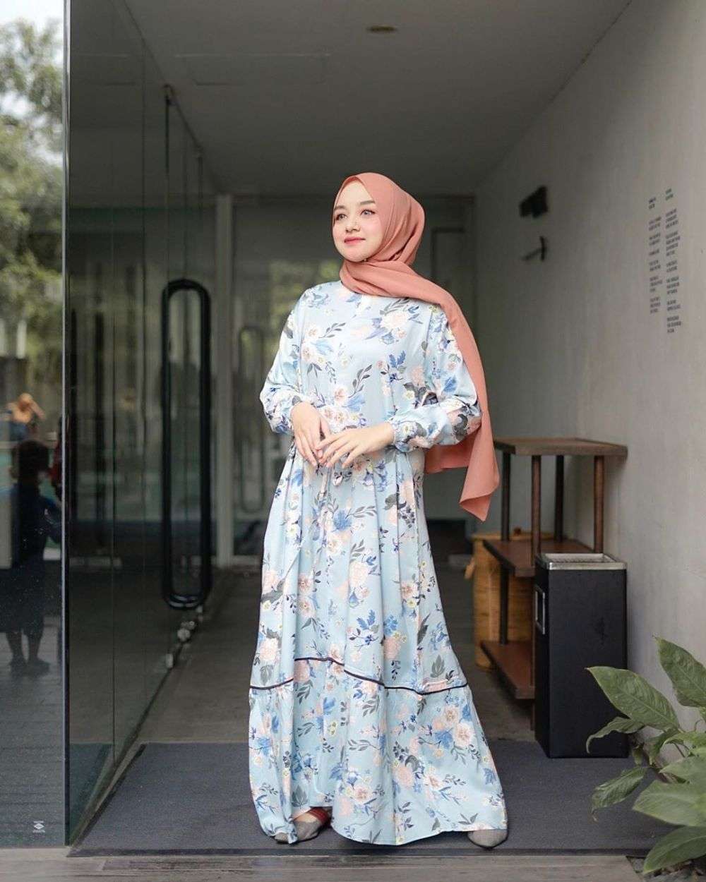 10 Kombinasi Hijab & Gamis Floral ala Antik Arifani, Panutan Fashion!