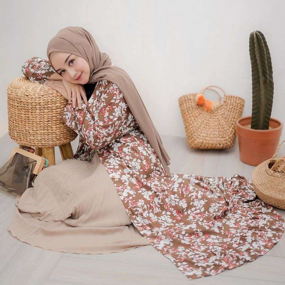 10 Mix & Match Outfit Hijab Bernuansa Nude ala Antik Arifani, Manis!