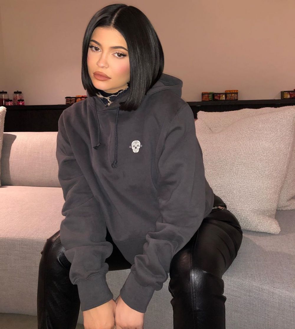 10 Inspirasi Outfit Serba Hitam ala Kylie Jenner, Chic & Stylish Abis!