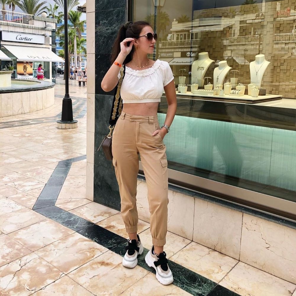 10 Ide Outfit Pakai Crop Top, Tampil Ramping Nih!