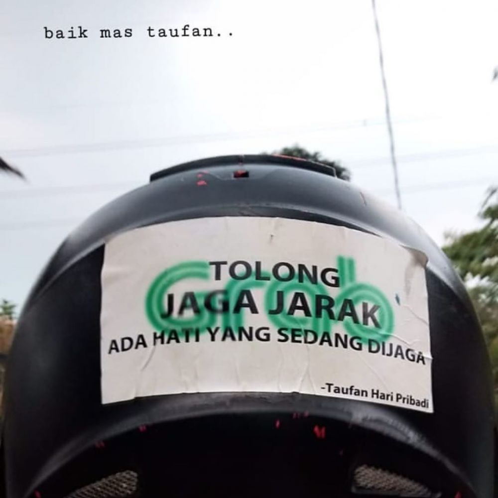 Helm Kreatif Driver Ojol Ini Bikin Ngakak