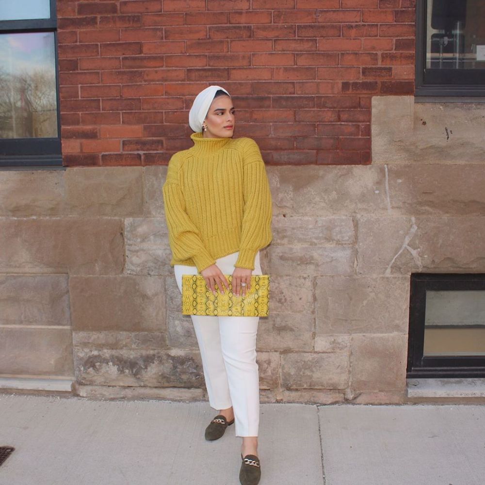 10 Gaya OOTD  Hijab  dengan Sweater  yang Eye Catching 