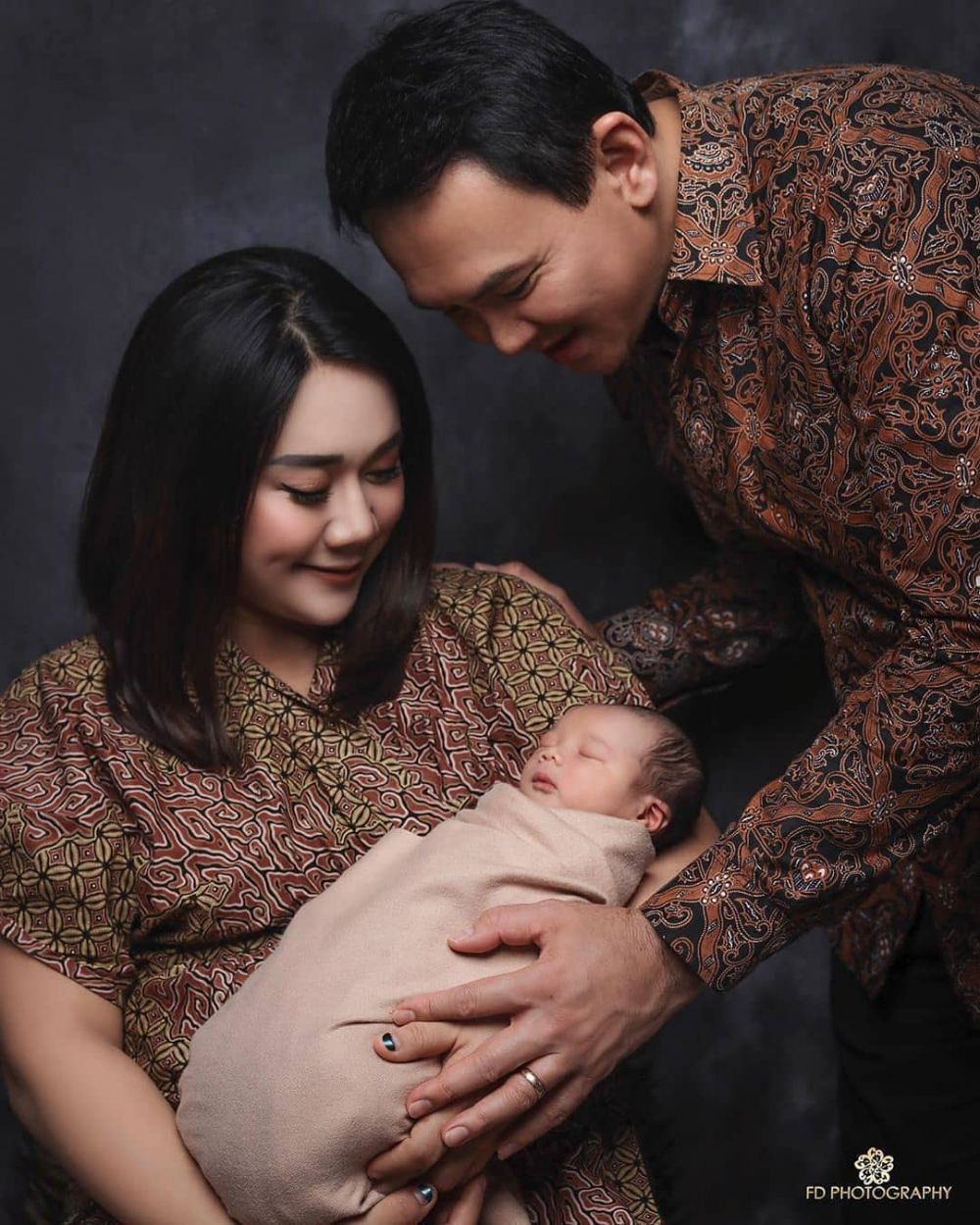 Lahirkan Anak Pertama, 10 Artis yang Resmi Jadi Ibu di Awal 2020