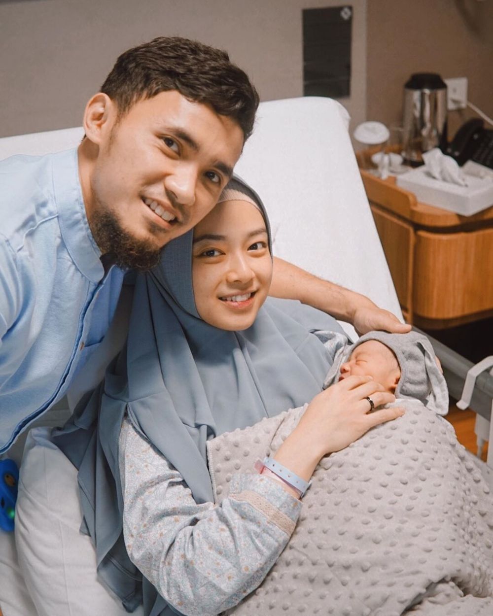 Lahirkan Anak Pertama, 10 Artis yang Resmi Jadi Ibu di Awal 2020