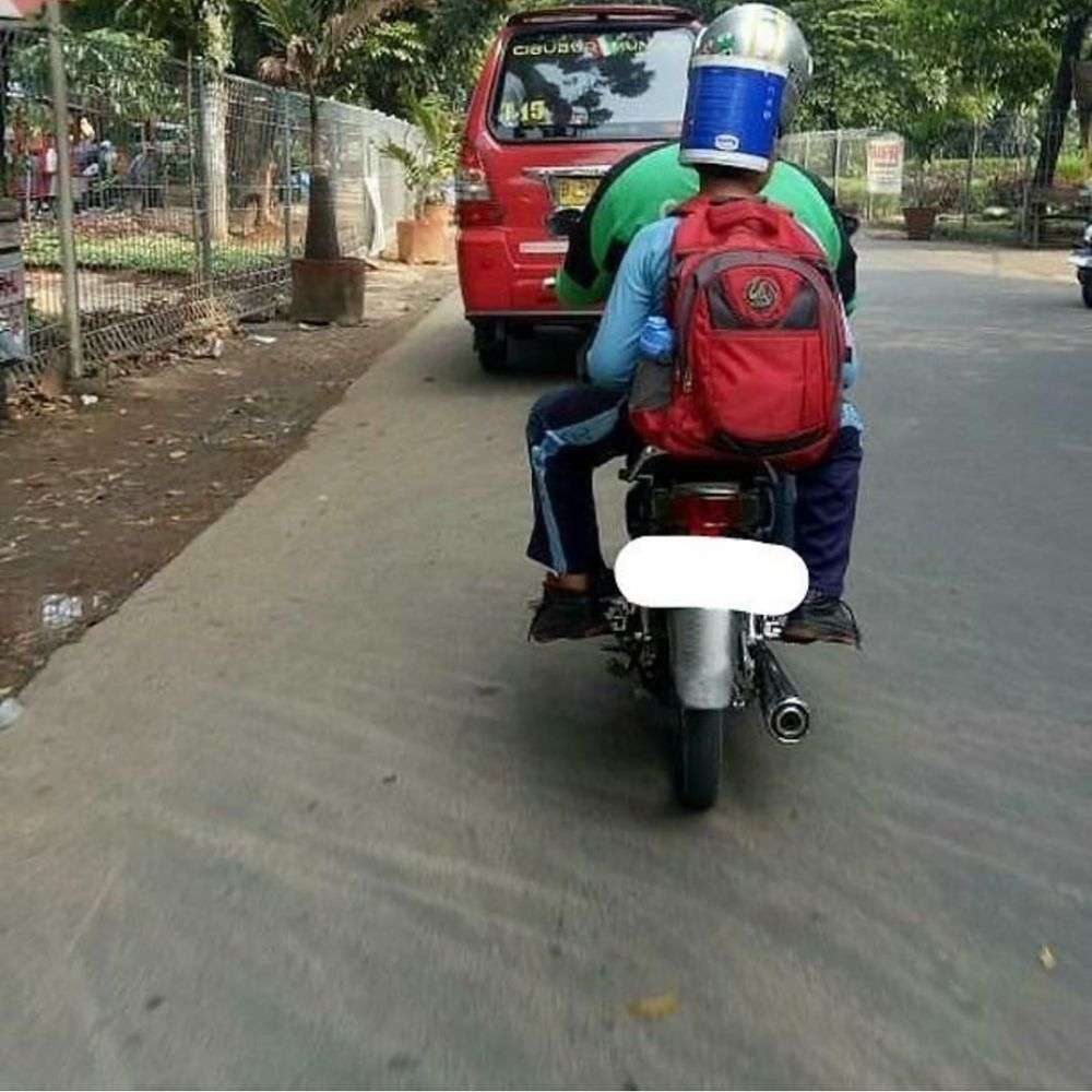 Helm Kreatif Driver Ojol Ini Bikin Ngakak