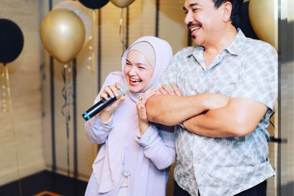 10 Potret Kemeriahan Ulang Tahun Datuk Khalid Suami Siti Nurhaliza
