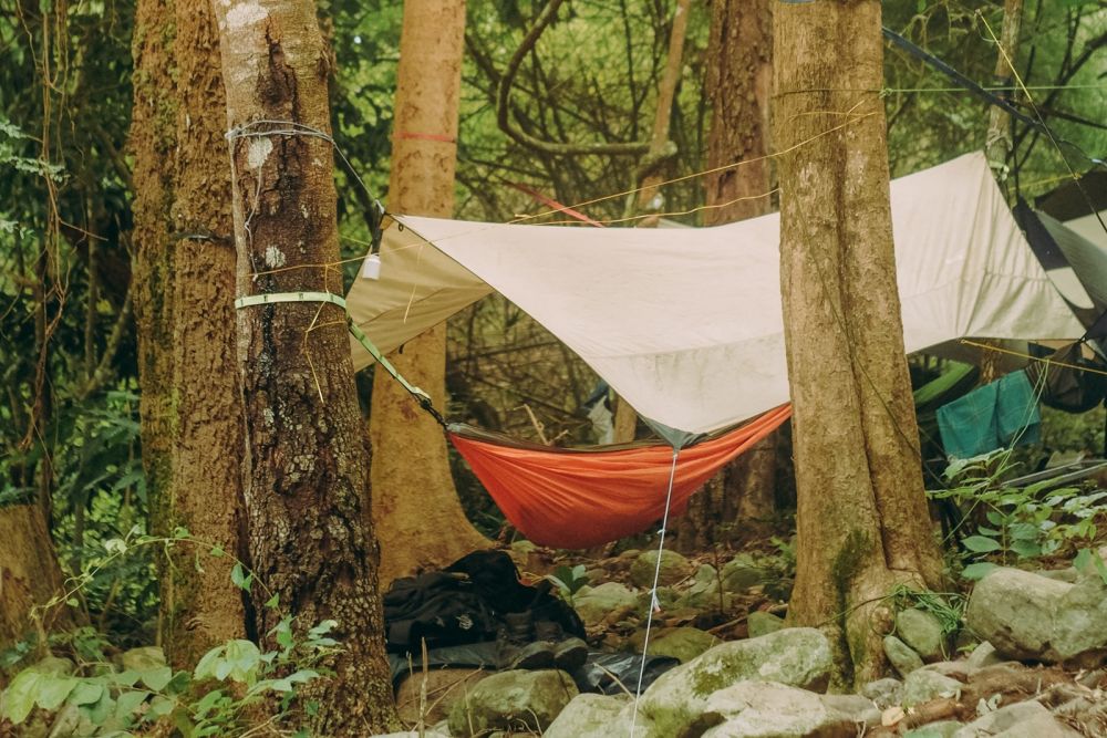 9 Tips Penting Mendirikan Tenda, Tidur Jadi Aman dan Nyaman