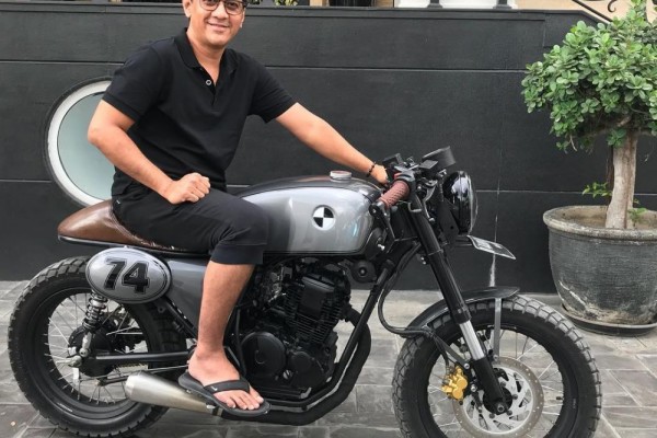 Koleksi Mobil dan Motor Antik, 11 Potret Isi Garasi Andre Taulany