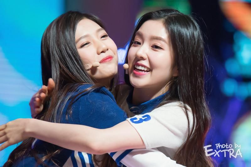 10 Potret Manis Kedekatan Joy dan Irene Red Velvet!