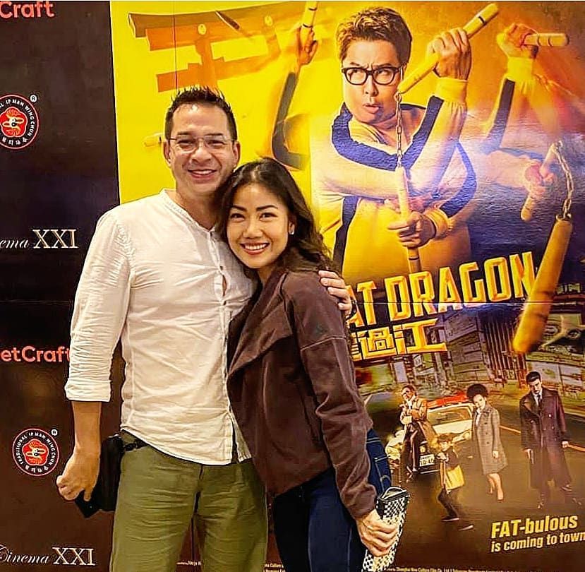 Mesra Bak Masih Pacaran, 10 Potret Intim Ari Wibowo dan Istri