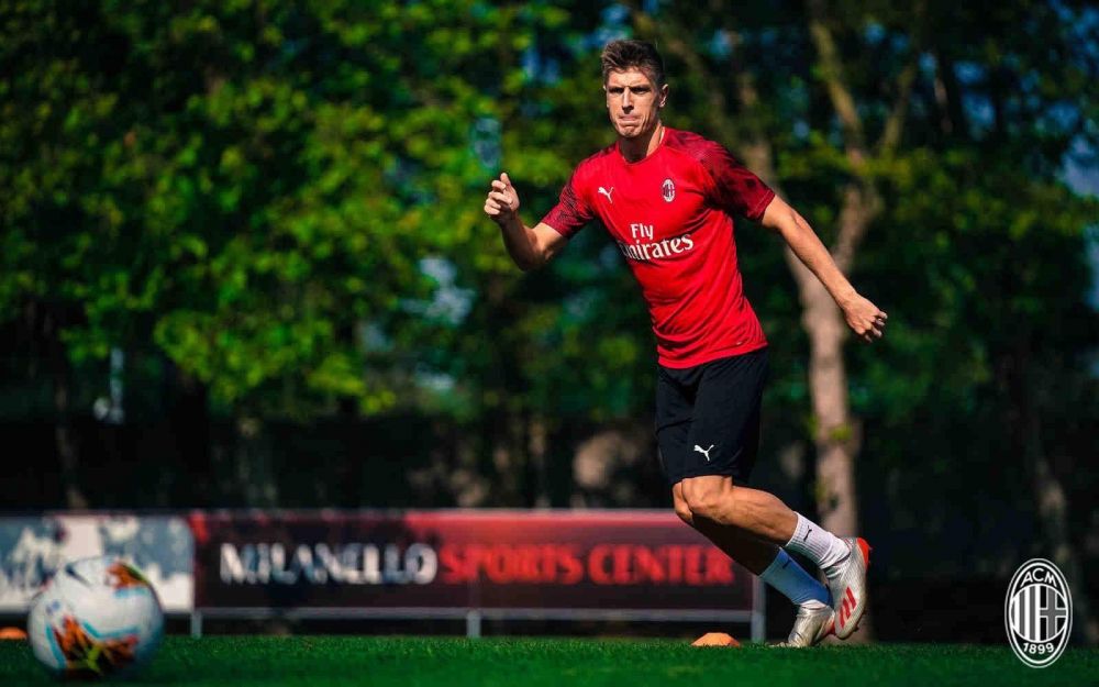 Krzysztof Piatek Hanya Setahun Di AC Milan, Kutukan Nomor 9 Berlanjut