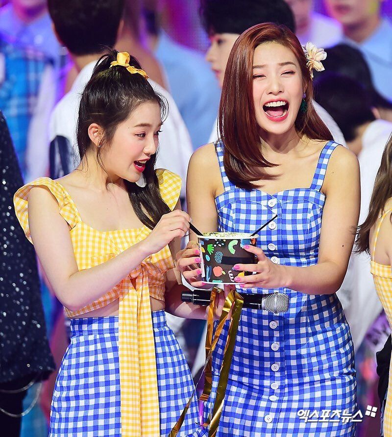 10 Potret Manis Kedekatan Joy dan Irene Red Velvet!