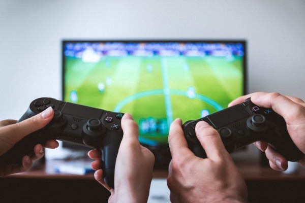 Coba 5 Cara Ini Yuk, Supaya Kamu Sukses Menangkan Hati Si Gamer!