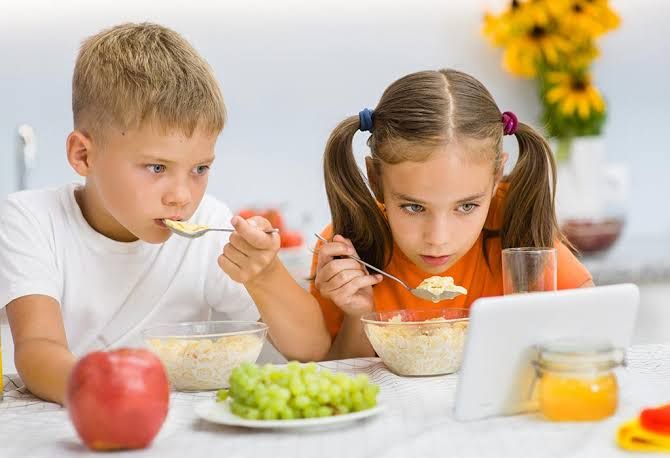 6 Strategi Ubah Kebiasaan Anak yang Suka Makan Sambil Aktif Bermain
