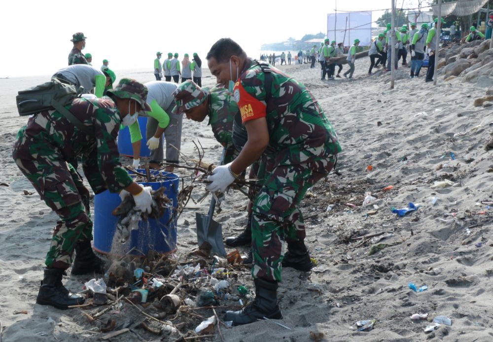Produksi Aspal Plastik, Kota Semarang Ajak Ibu-ibu Kumpulkan Sampah  