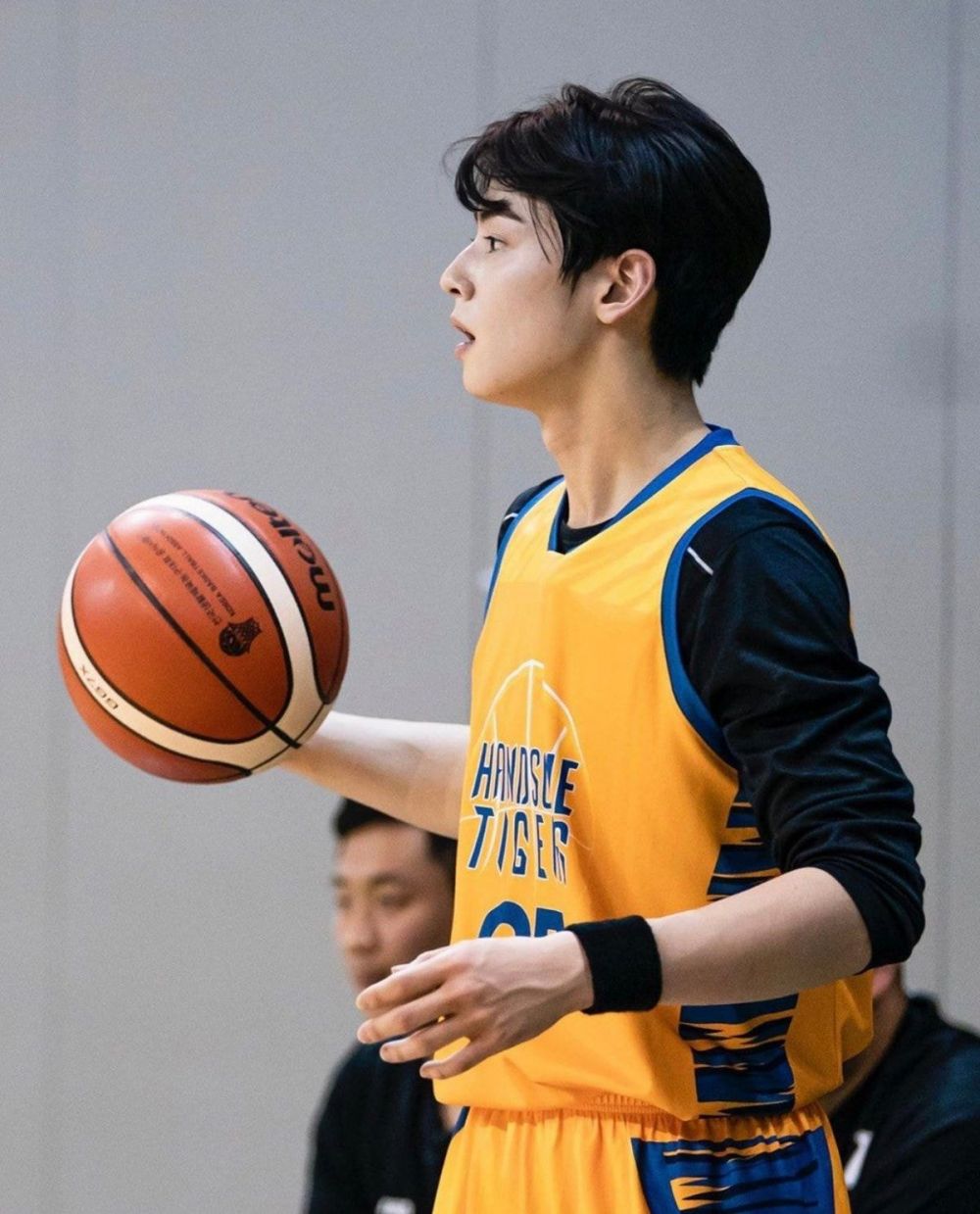 Jadi Bintang Lapangan 10 Potret Keren Cha Eunwoo di Handsome Tigers