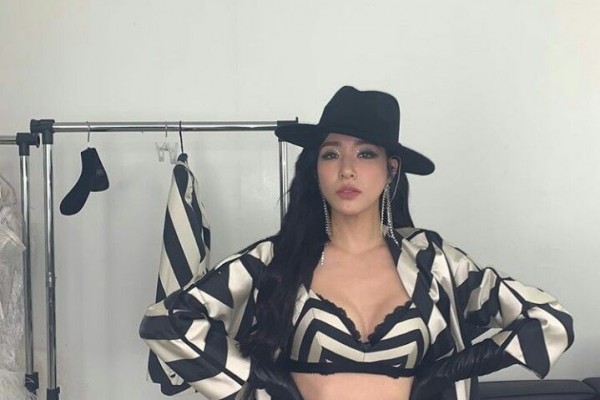 Solo Karir, 9 Potret Terbaru Tiffany SNSD Makin Berkarisma