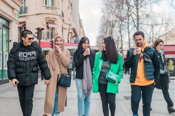 10 Inspirasi Foto Group Ala Zaskia Sungkar, Coba Bareng Gengmu?