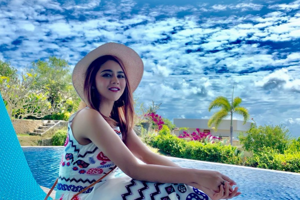 9 Potret Gaya Jenita Janet yang Colorful Abis, Memesona Bak Barbie